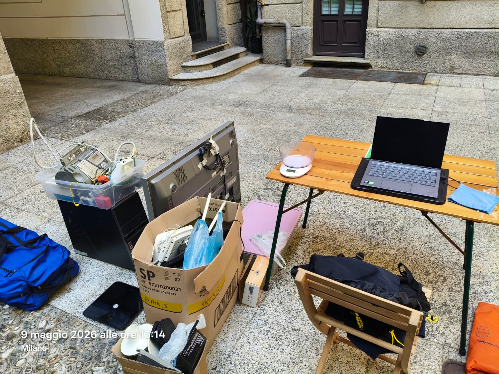 Postazione di raccolta RAEE allestita nel cortile di Via Plinio 18