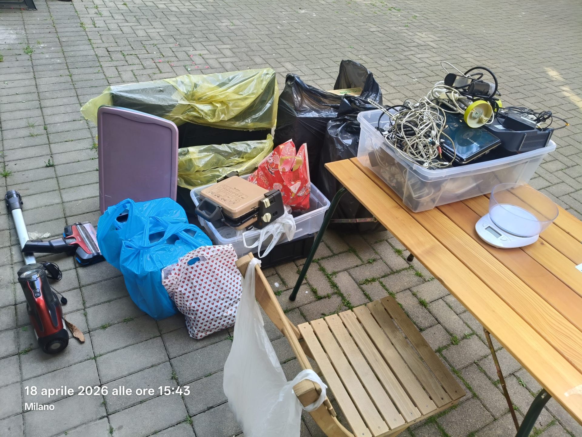 Postazione di raccolta RAEE allestita nel cortile di Via Vanvitelli 50