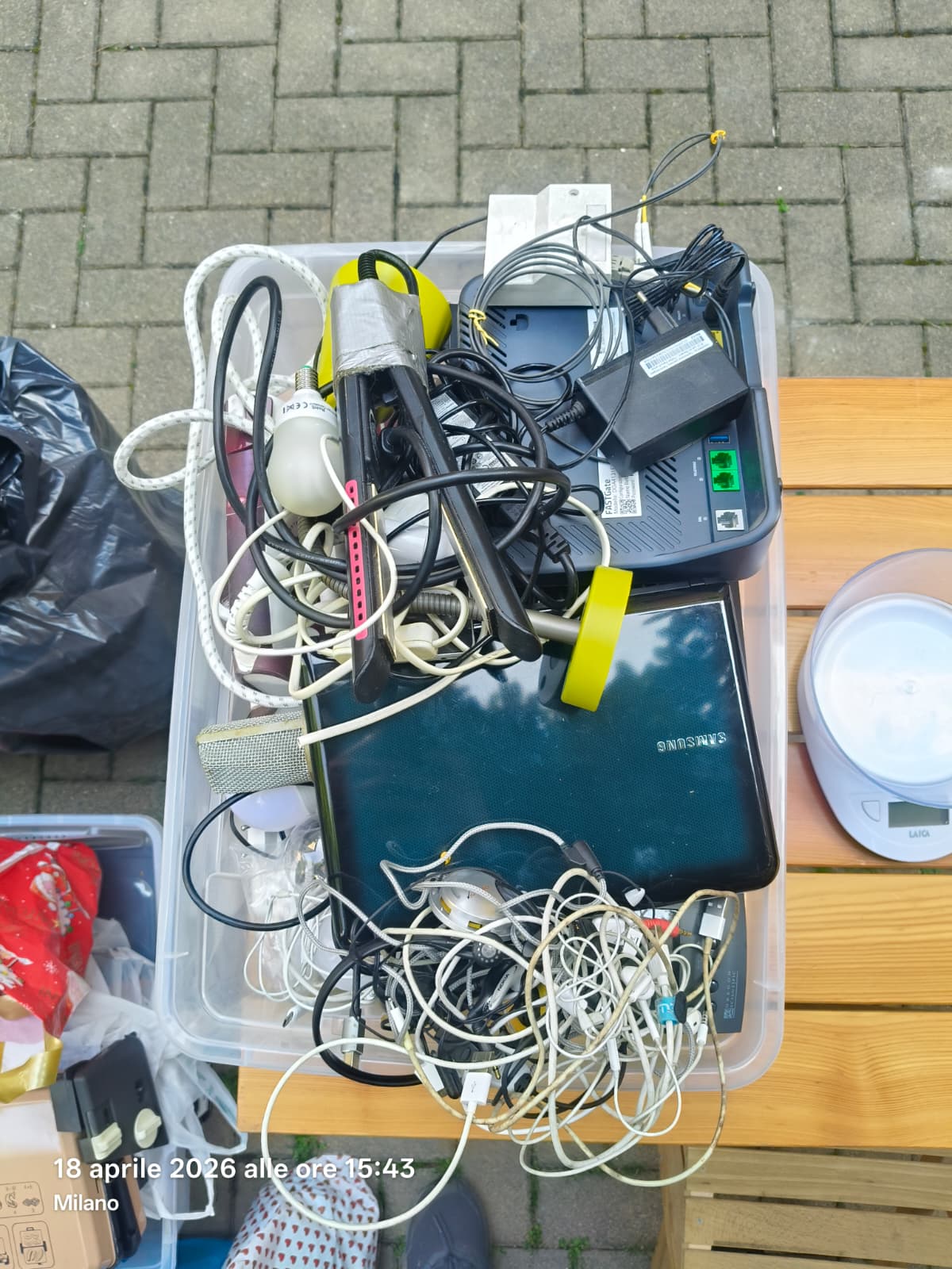 Vista dall'alto del contenitore con un laptop Samsung e accessori elettronici